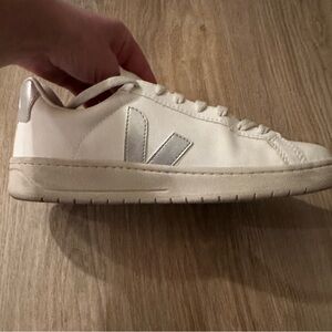 Veja women’s urca sneakers white silver size 39/ 8
